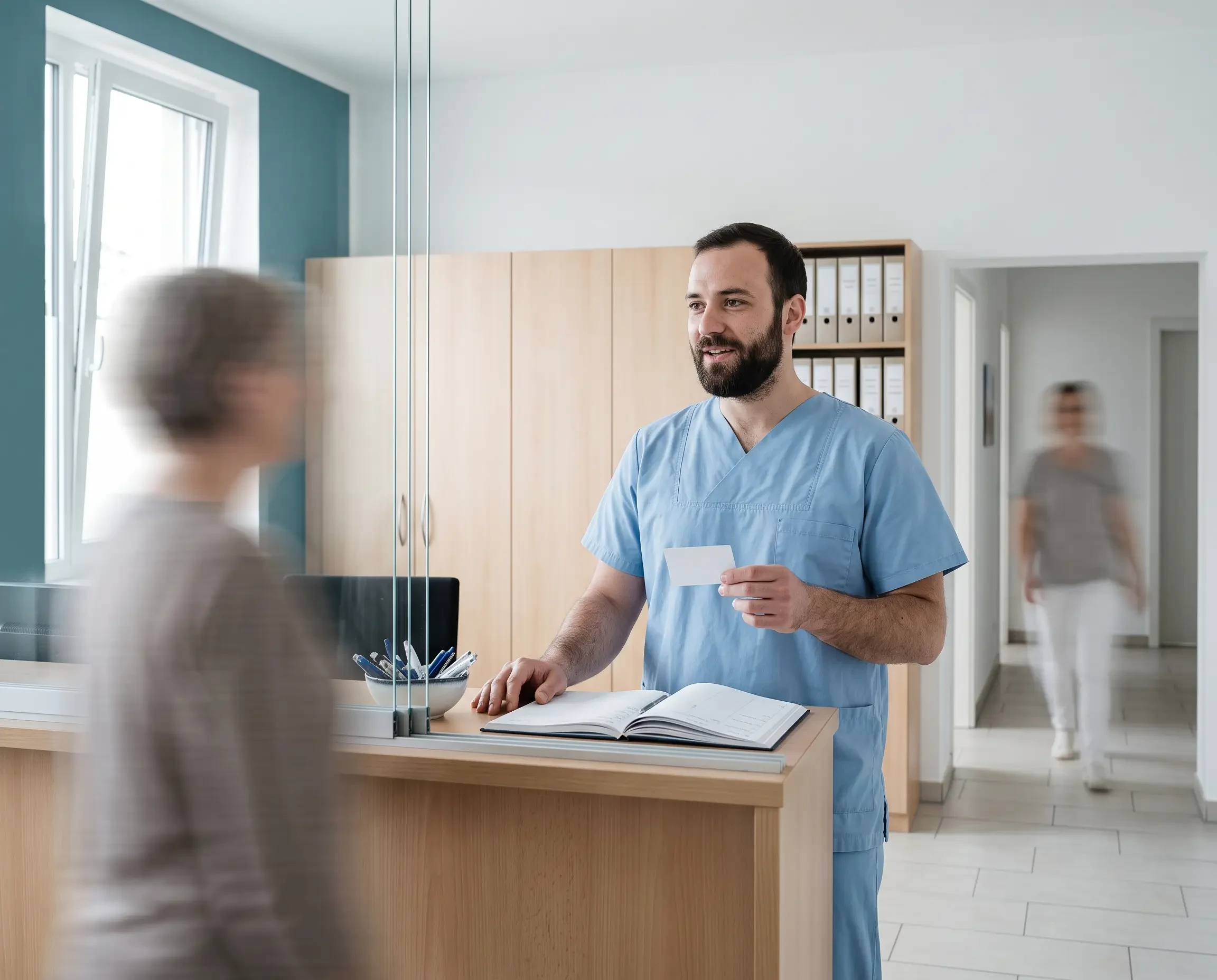 Empfangsbereich einer Arztpraxis mit medizinischem Personal und Patientin (KI-generiert)