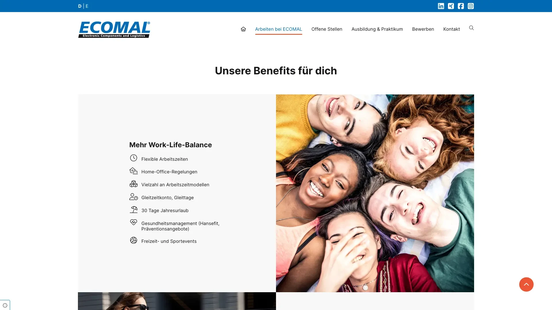Junge Menschen lachen gemeinsam auf einer Decke – Benefits und Work-Life-Balance bei ECOMAL