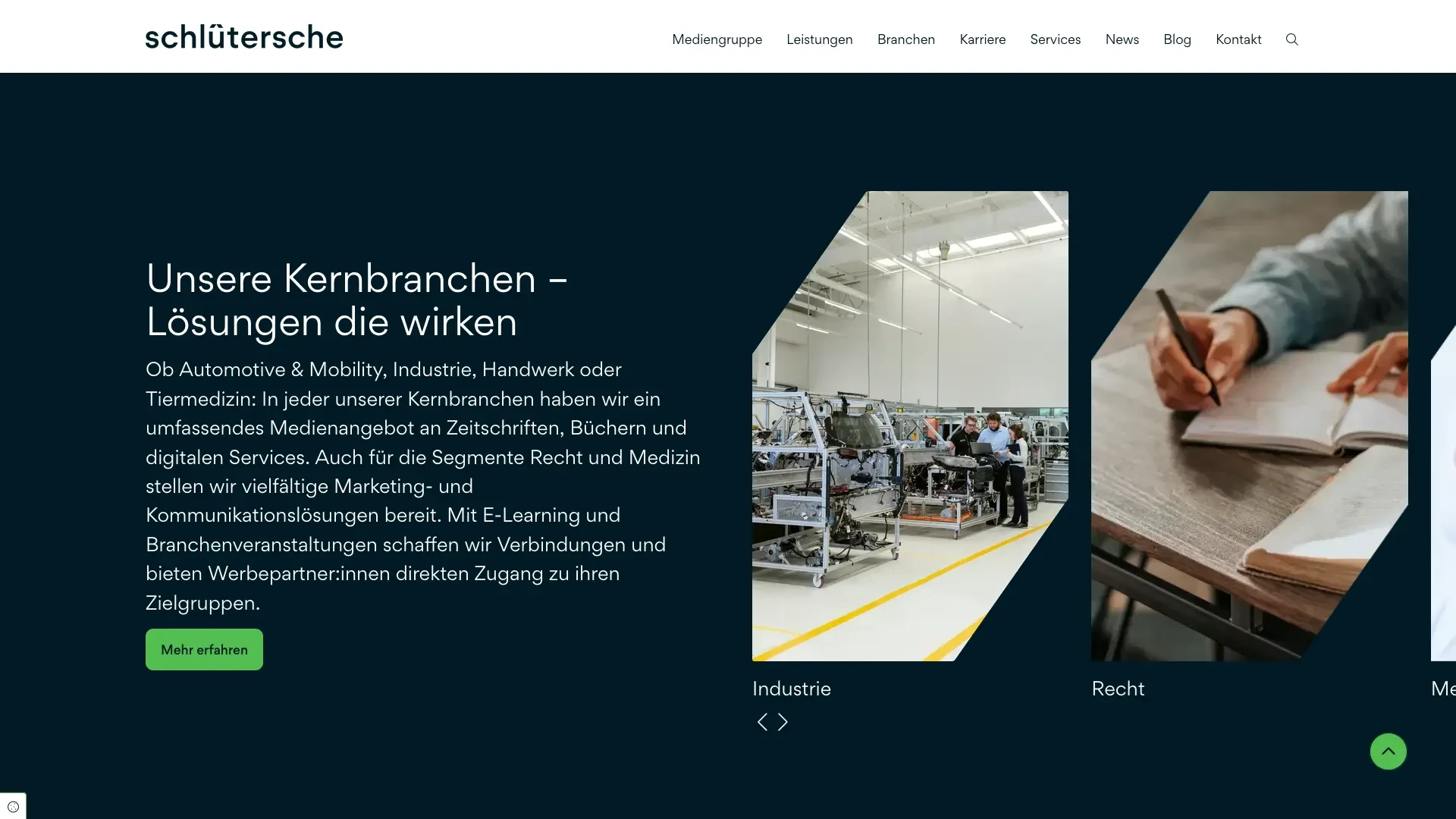 Schluetersche Mediengruppe – Industriebranche, moderne Produktionshalle mit Mitarbeitern an Fertigungsstraßen