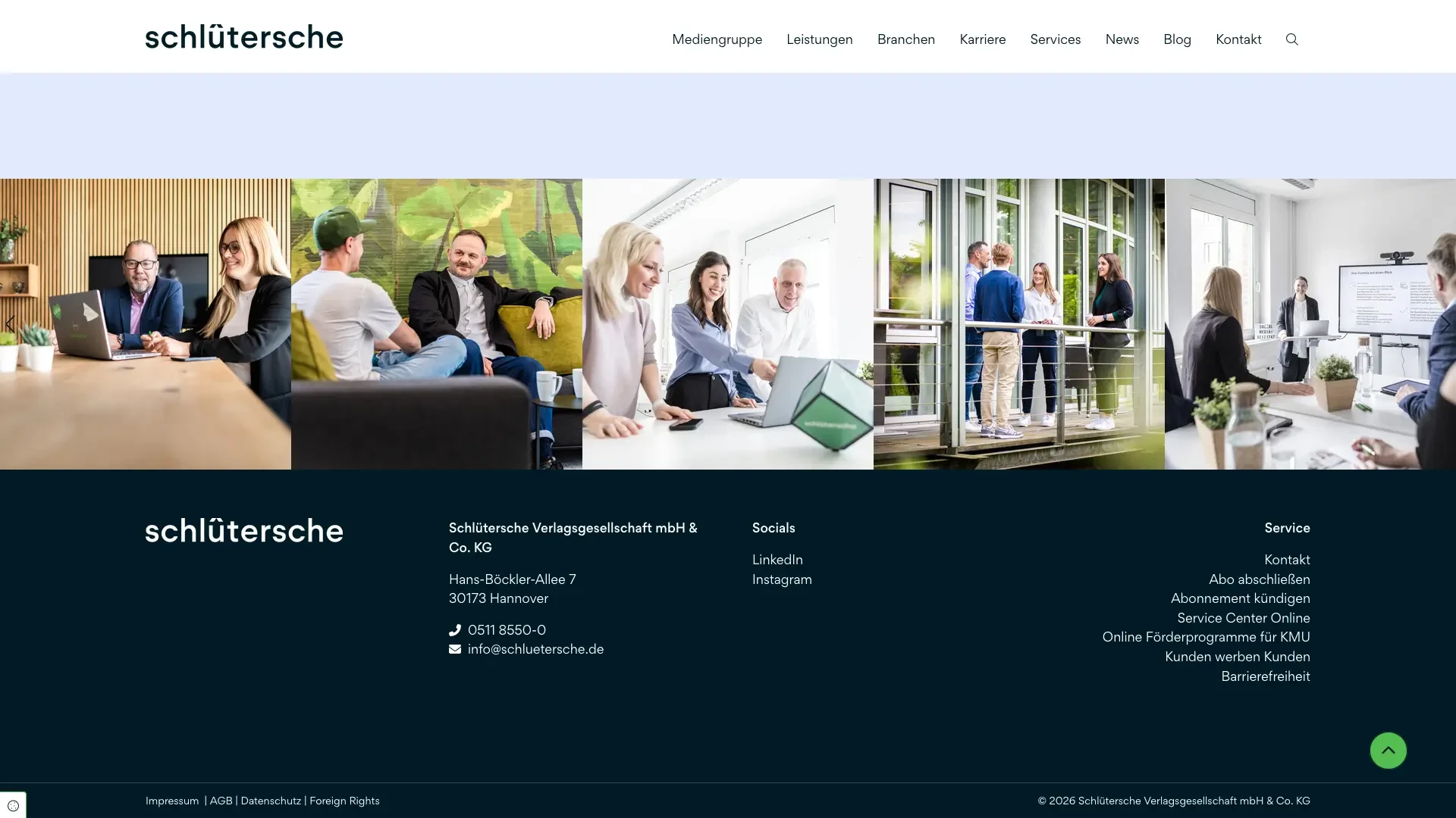 Mitarbeiter der Schlütersche Verlagsgesellschaft mbH & Co. KG bei der Arbeit und im Gespräch im Büro in Hannover