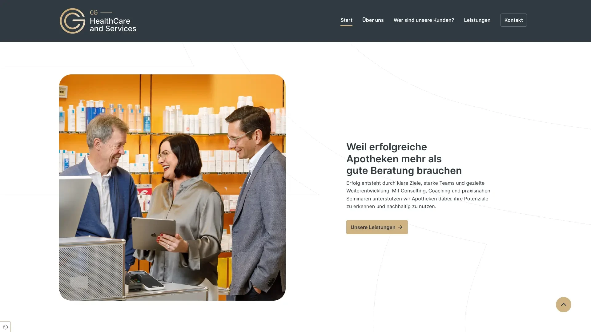 cg healthcare Beratungsteam in einer Apotheke mit Tablet vor Apothekenregal