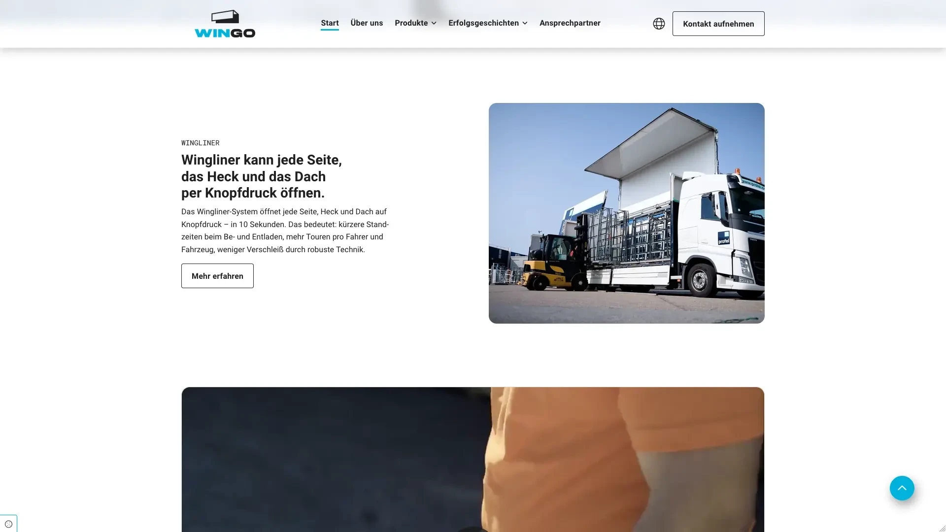 Wingo Seitenlader-Lkw mit geöffnetem Dach und Gabelstapler beim Be- und Entladen