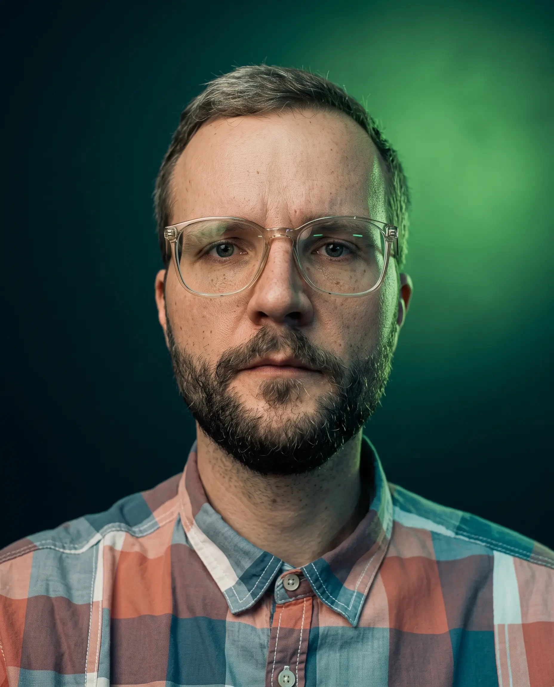 Porträt eines Mannes mit Brille und Bart vor grünem Hintergrund, gemini-generated-image-5kdw2p5kdw2p5kdw