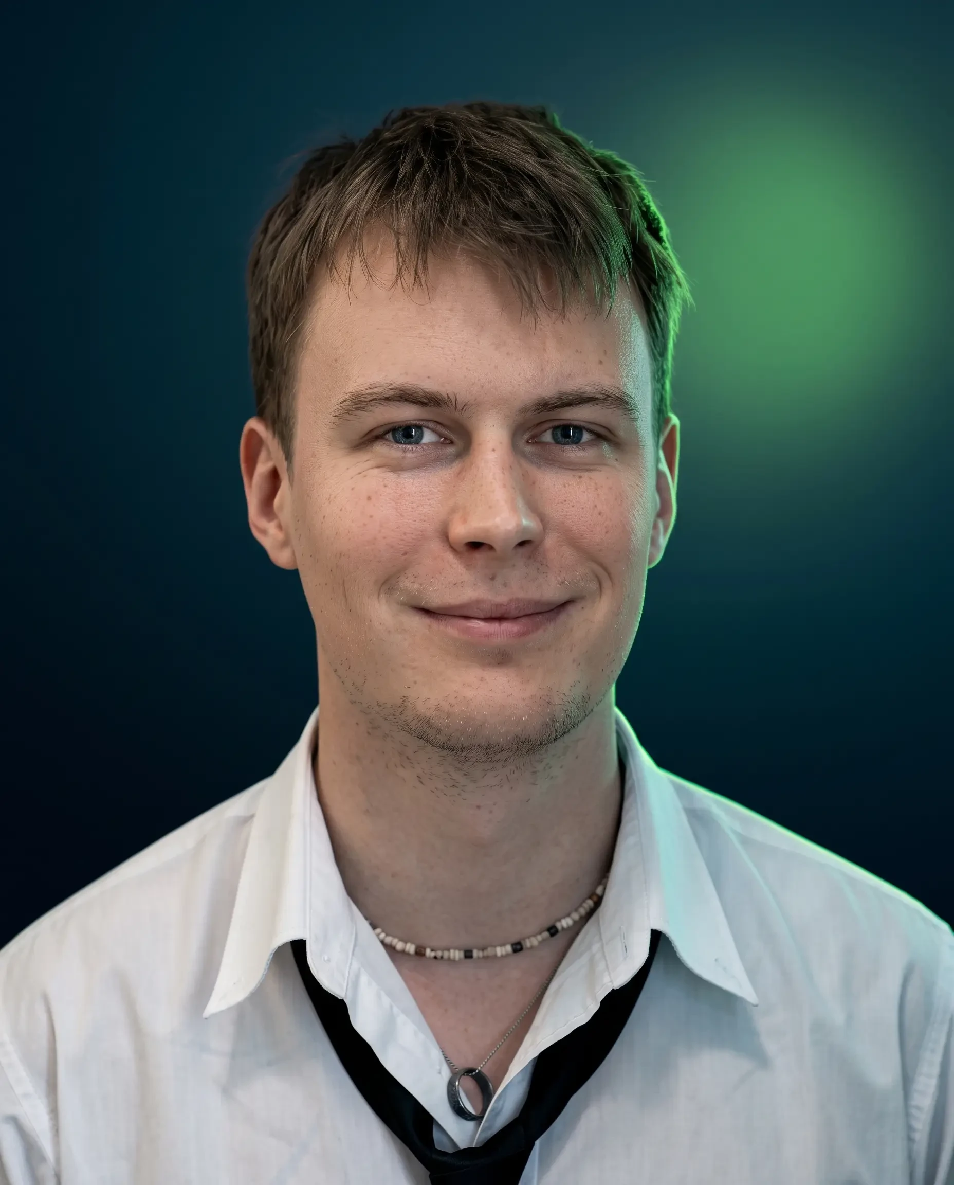 Porträt eines jungen Mannes mit offenem Hemd und Kette vor blau-grünem Hintergrund, gemini-generated-image