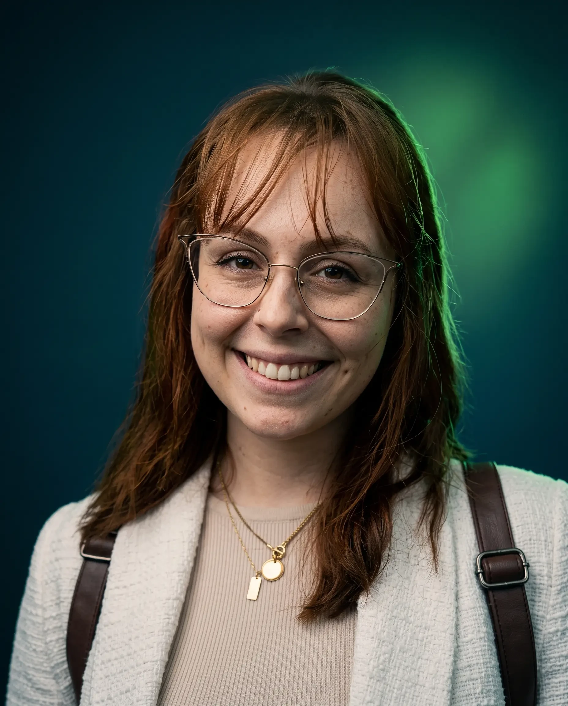 Porträt einer lächelnden jungen Frau mit Brille vor blau-grünem Hintergrund, gemini-generated-image-5ppfqd5ppfqd5ppf