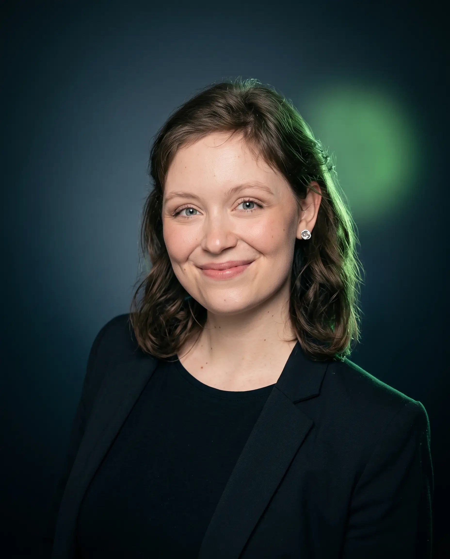 Professionelles Portrait einer jungen Frau vor dunklem Hintergrund, gemini-generated-image-9u2qy59u2qy59u2q