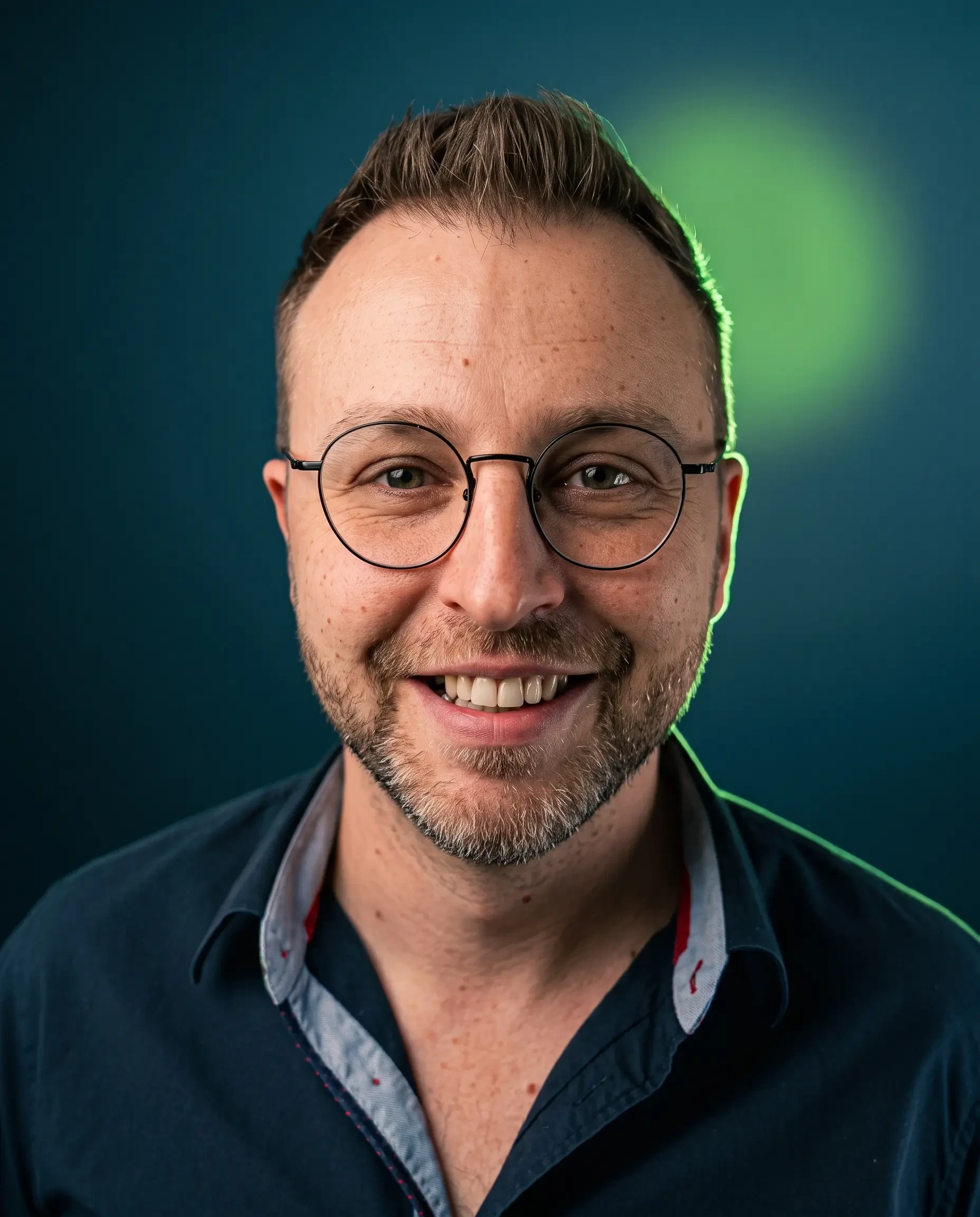 Porträt eines lächelnden Mannes mit Brille vor blau-grünem Hintergrund, gemini-generated-image-pdyu3bpdyu3bpdyu