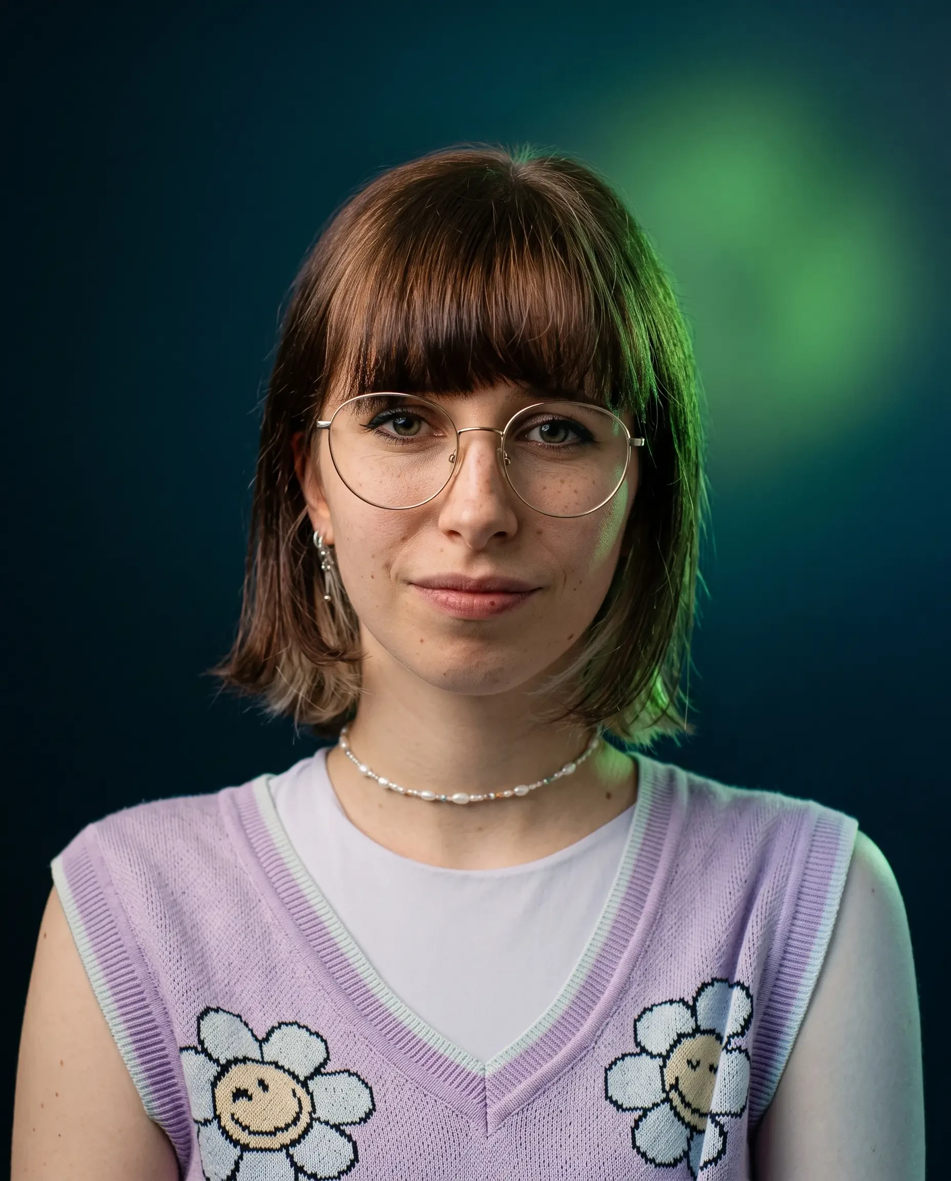 Porträt einer jungen Frau mit Brille und kurzem braunen Haar vor blau-grünem Hintergrund, gemini-generated-image
