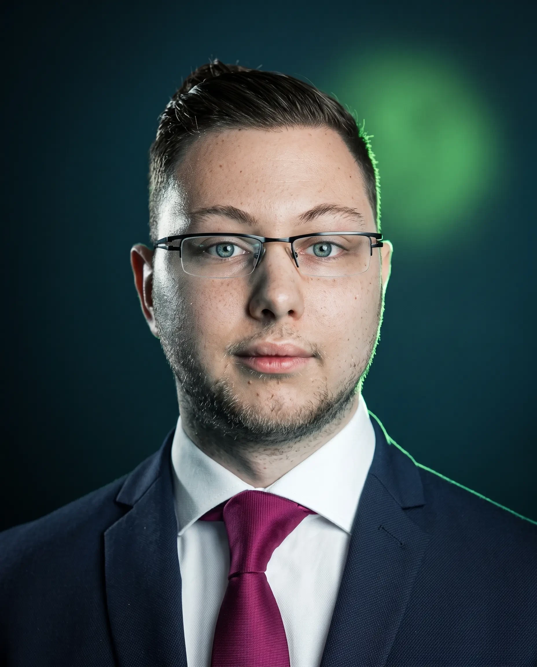 Porträt eines jungen Mannes mit Brille im Anzug vor dunklem Hintergrund, gemini-generated-image-z36uchz36uchz36u