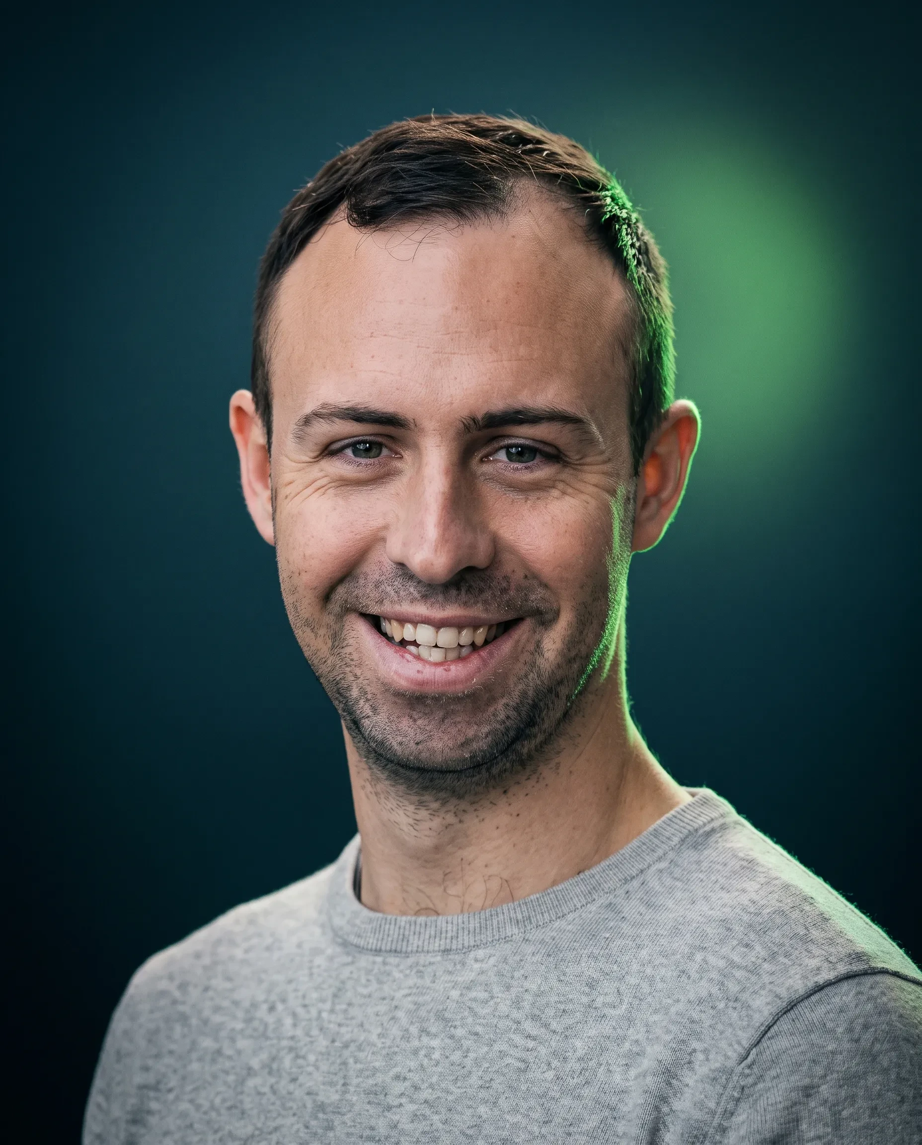 Porträt eines lächelnden Mannes vor dunklem Hintergrund, gemini-generated-image-d6g63hd6g63hd6g6