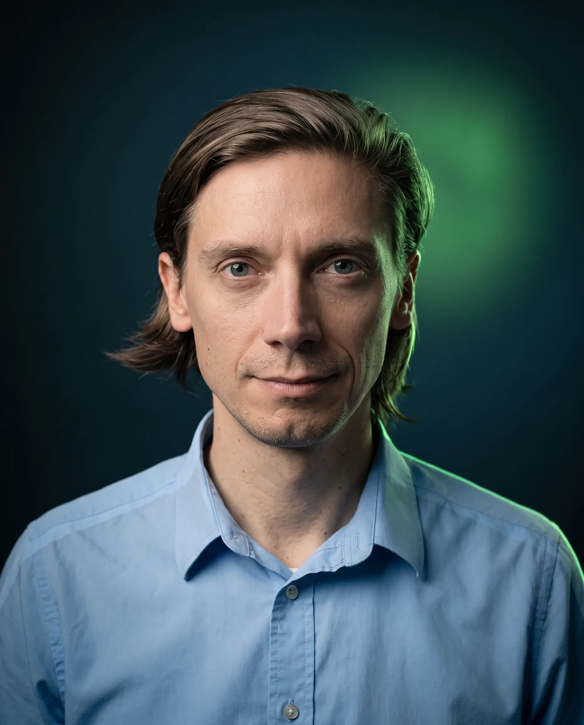 Porträt eines Mannes mit langen Haaren und blauem Hemd vor grün-blauem Hintergrund, gemini-generated-image-5c89p45c89p45c89