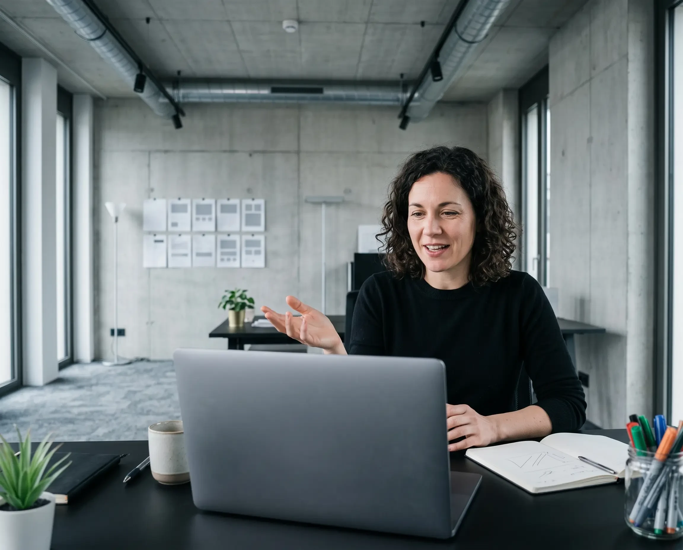 Frau im modernen Büro bei Videokonferenz, SEO-Gemini-Generated-Image (KI-generiert)