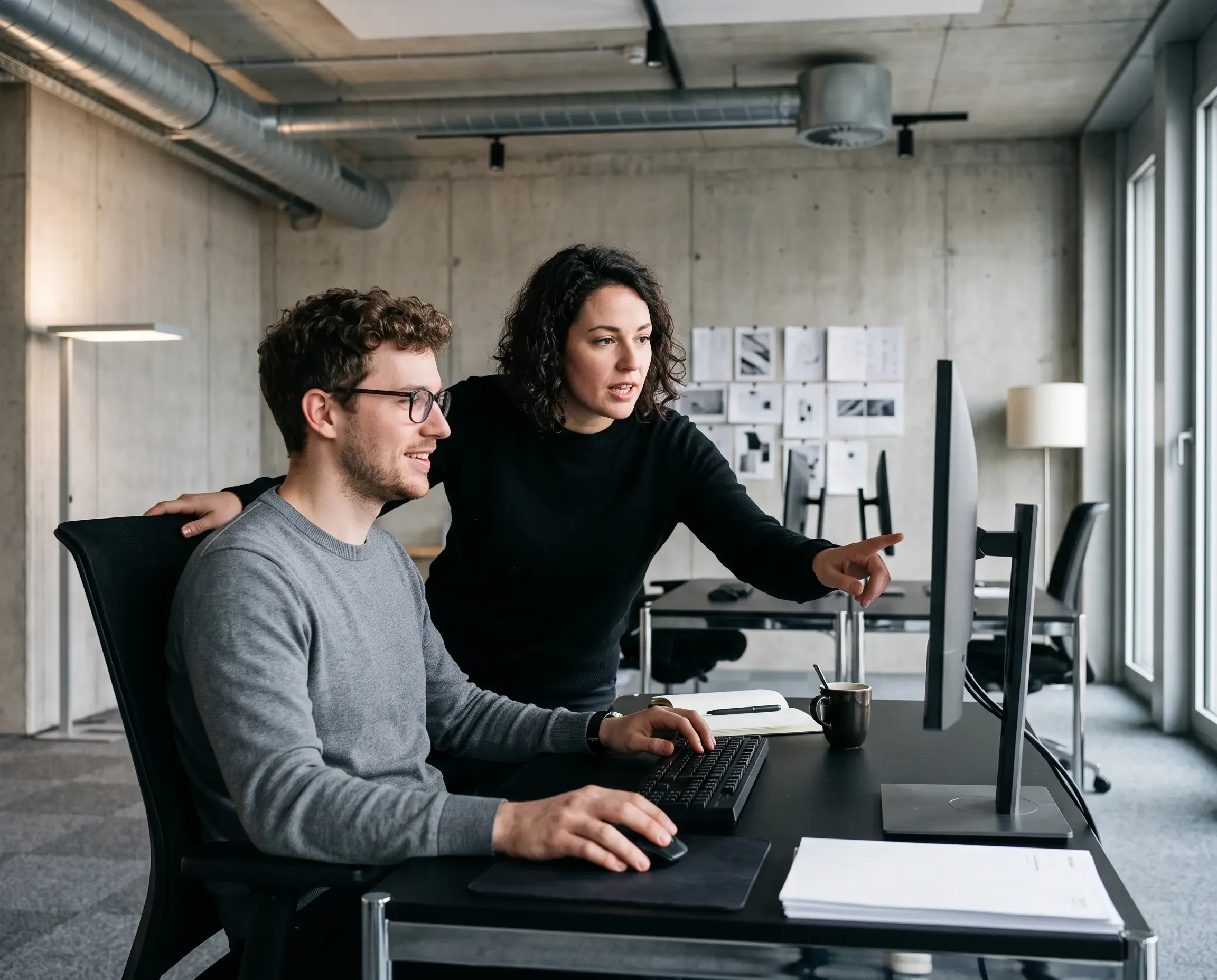 SEO Experten bei der Zusammenarbeit im modernen Büro – seo-gemini-generated-image-b9labzb9labzb9la (KI-generiert)