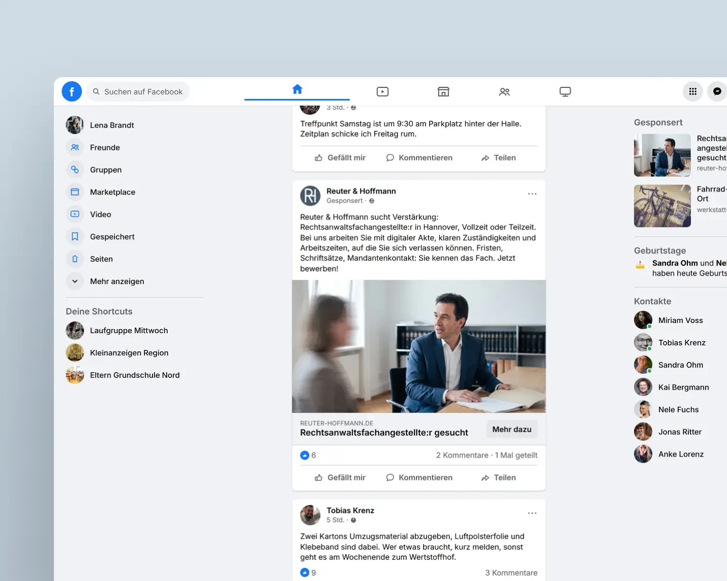 Facebook-Newsfeed mit einem gesponserten Beitrag der Kanzlei zwischen privaten Posts, rechts weitere Anzeigen in der Spalte Gesponsert