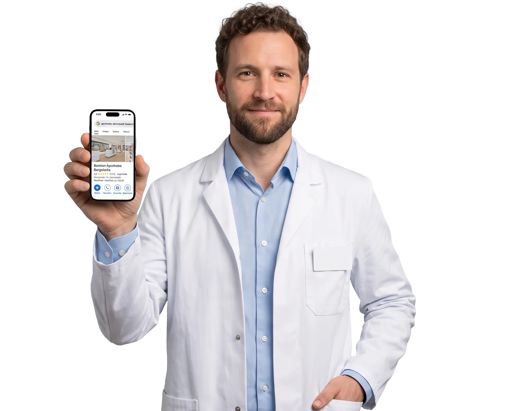 Apotheker in weißem Kittel zeigt Smartphone mit Apotheken-Informationen – hero-apotheke (KI-generiert)