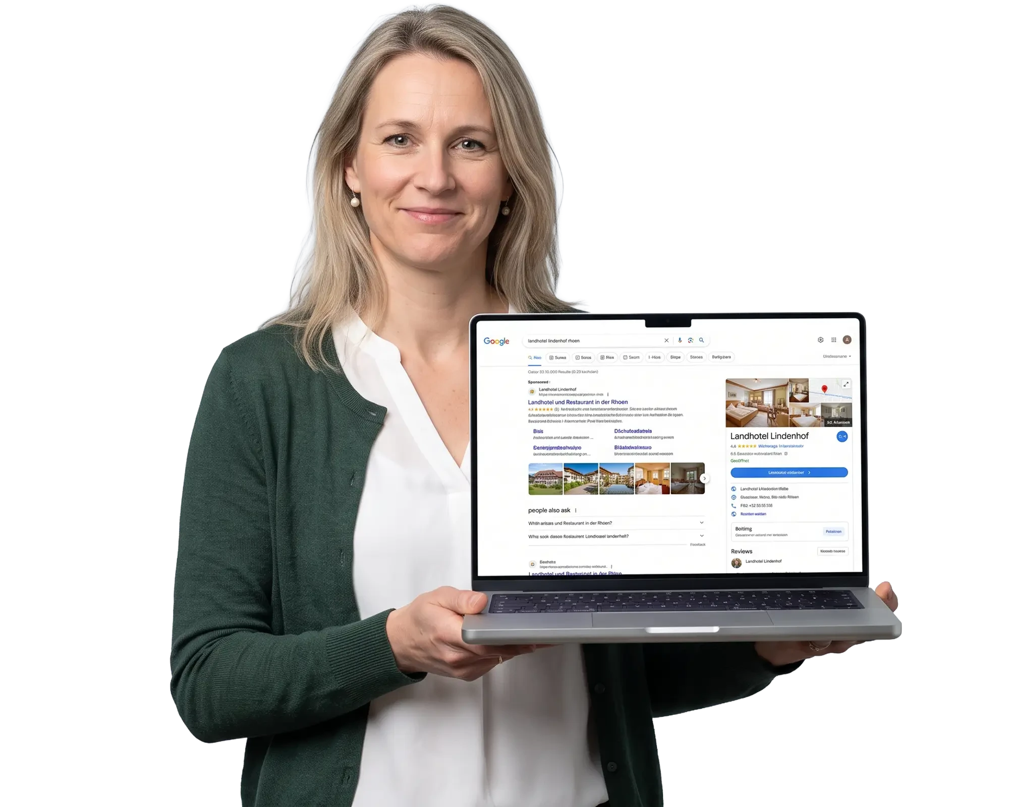 Frau präsentiert auf einem Laptop die Google-Suchergebnisse für ein Hotel (KI-generiert)