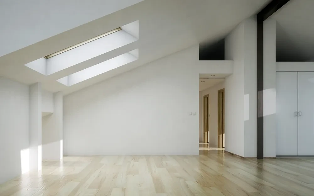 Helles, modernes Wohnzimmer mit Dachschräge und großen Oberlichtern, leerer Raum mit Holzfußboden