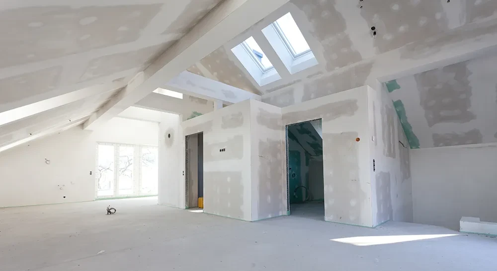 Innenausbau eines modernen Hauses mit Trockenbauwänden und Dachfenstern
