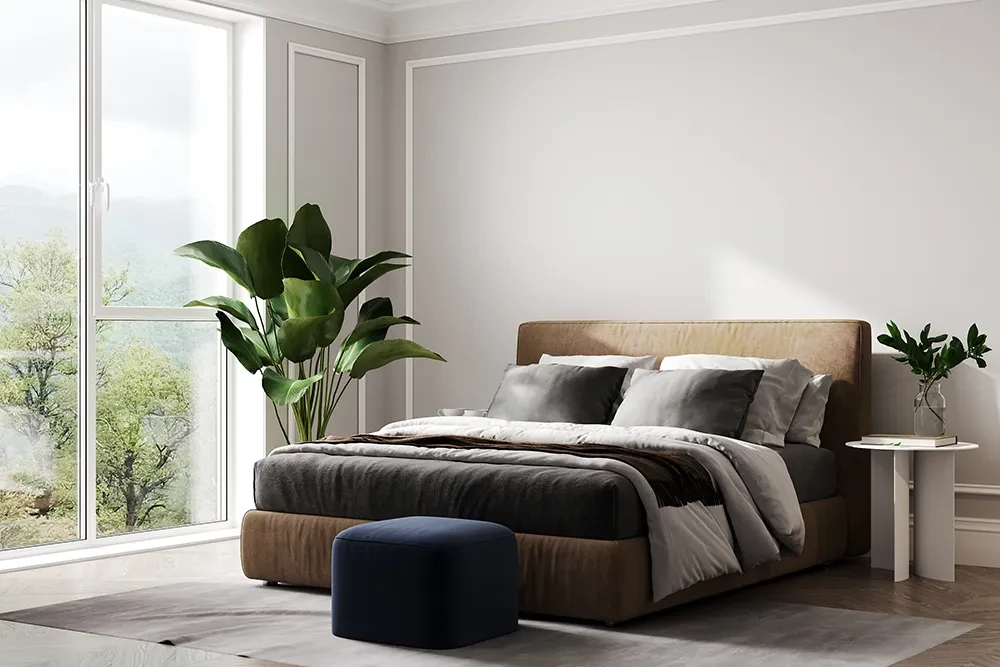 Modernes Schlafzimmer mit stilvoller Einrichtung und viel Tageslicht Modern eingerichtetes Schlafzimmer mit großem Bett, Pflanzen und natürlichem Licht