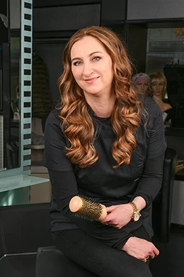 Senada Cosovic im Mai 2026 in einem Friseursalon mit Rundbürste in der Hand