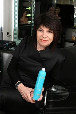 Angelika Kothar im Friseursalon mit Moroccanoil Produkt, Mai 2026