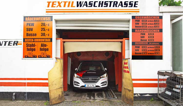 Auto in einer Textilwaschstraße zur Autowäsche und Pflege
