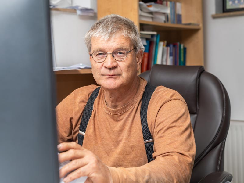 Andreas Behrens arbeitet am Schreibtisch im Büro