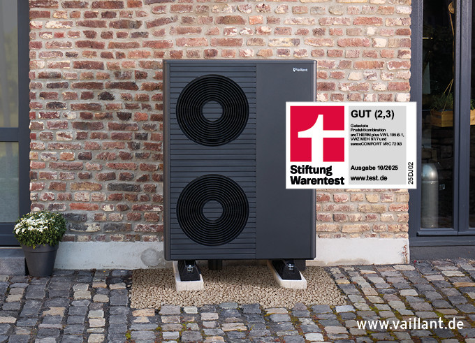 Vaillant aroTHERM Wärmepumpe mit Stiftung Warentest Testurteil GUT (2,3) Vaillant aroTHERM Wärmepumpe vor Backsteinwand mit Stiftung Warentest Bewertung