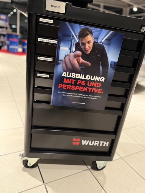 Werkstattwagen von Würth mit Ausbildungsplakat und Aufschrift 'Ausbildung mit PS und Perspektive' bei Koppel und Gerum