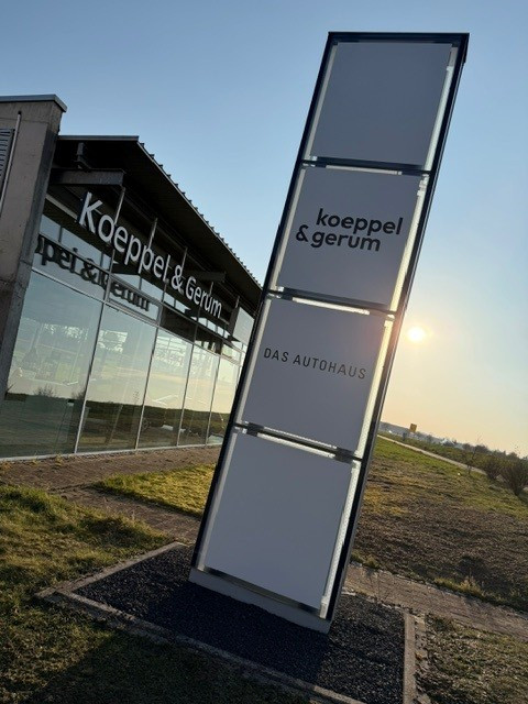 Eingangsbereich des Autohauses Koeppel & Gerum bei Sonnenuntergang