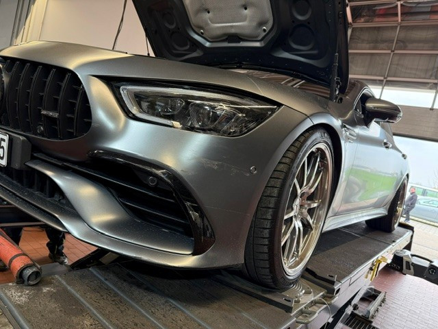 Detailaufnahme einer sportlichen Autofront mit geöffnetem Motorraum