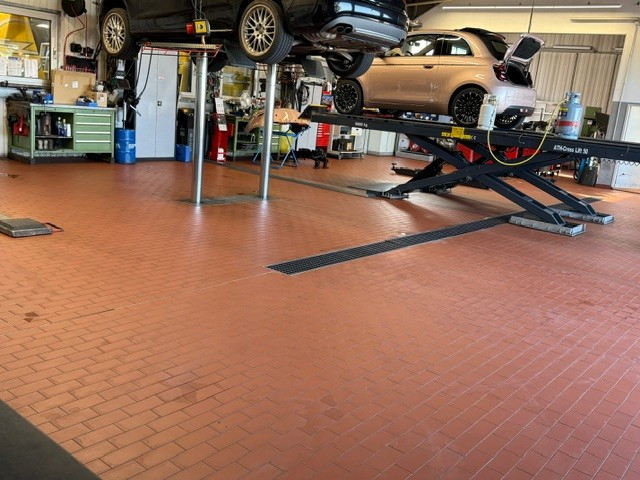 Autos auf Hebebühnen in einer modernen Autowerkstatt