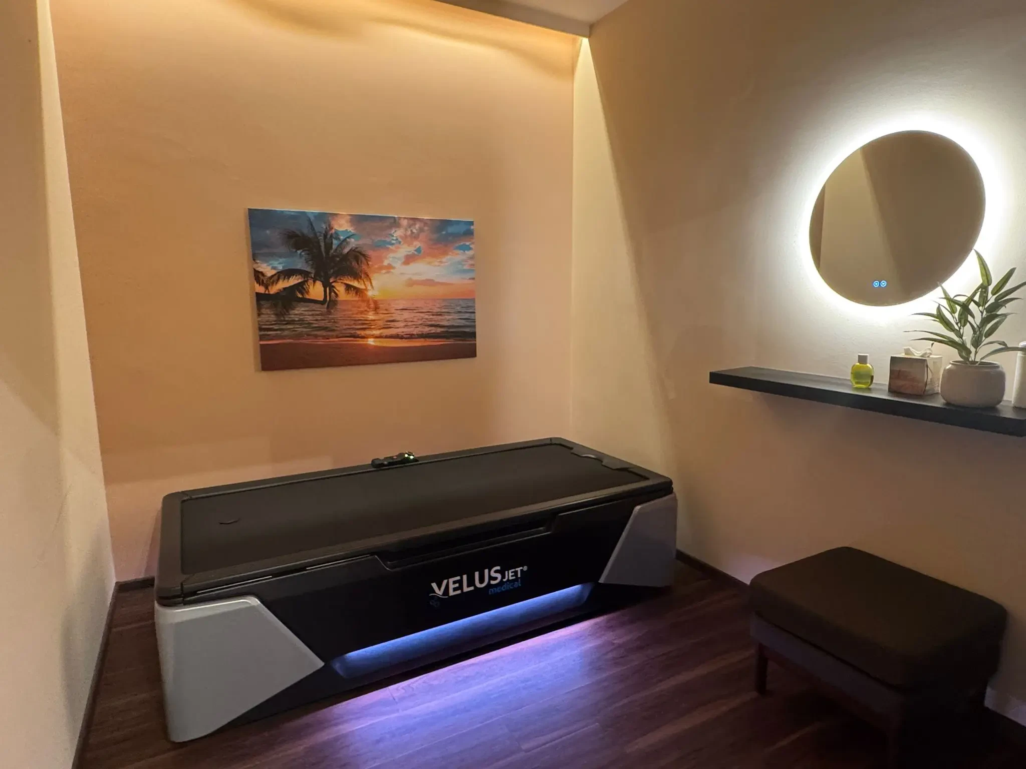 Impressionen aus dem Kosmetik- und Podologie Institut M. Klöpper – Wellnessraum mit VelusJet Massageliege Wellnessraum im Kosmetik- und Podologie Institut M. Klöpper mit VelusJet Massageliege