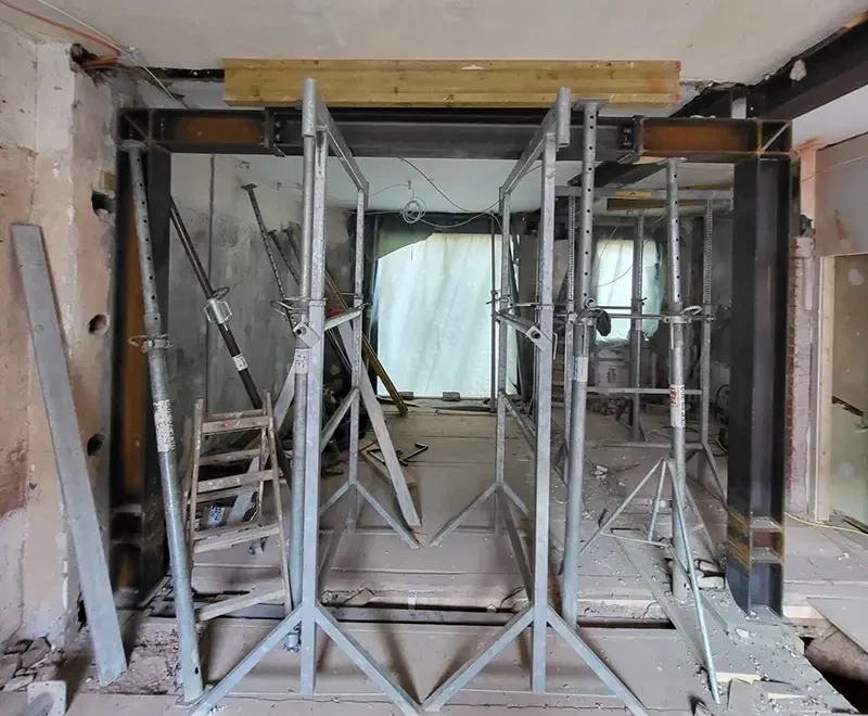 Stahlträger und Baustützen bei einer Renovierung oder einem Umbau im Innenraum eines Gebäudes