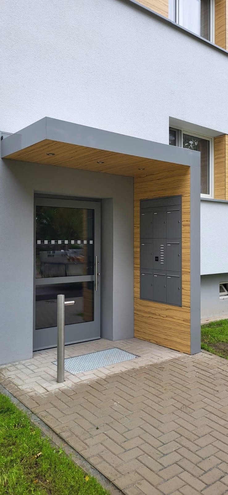 Pulverbeschichtetes Vordach mit Briefkasten und Sprechanlage von Metallbau in Magdeburg am Hauseingang