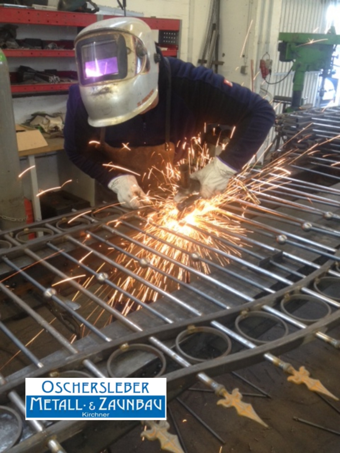 Schweißer bei der Metallbearbeitung eines Gitters in Oschersleben, Funkenflug in Werkstatt