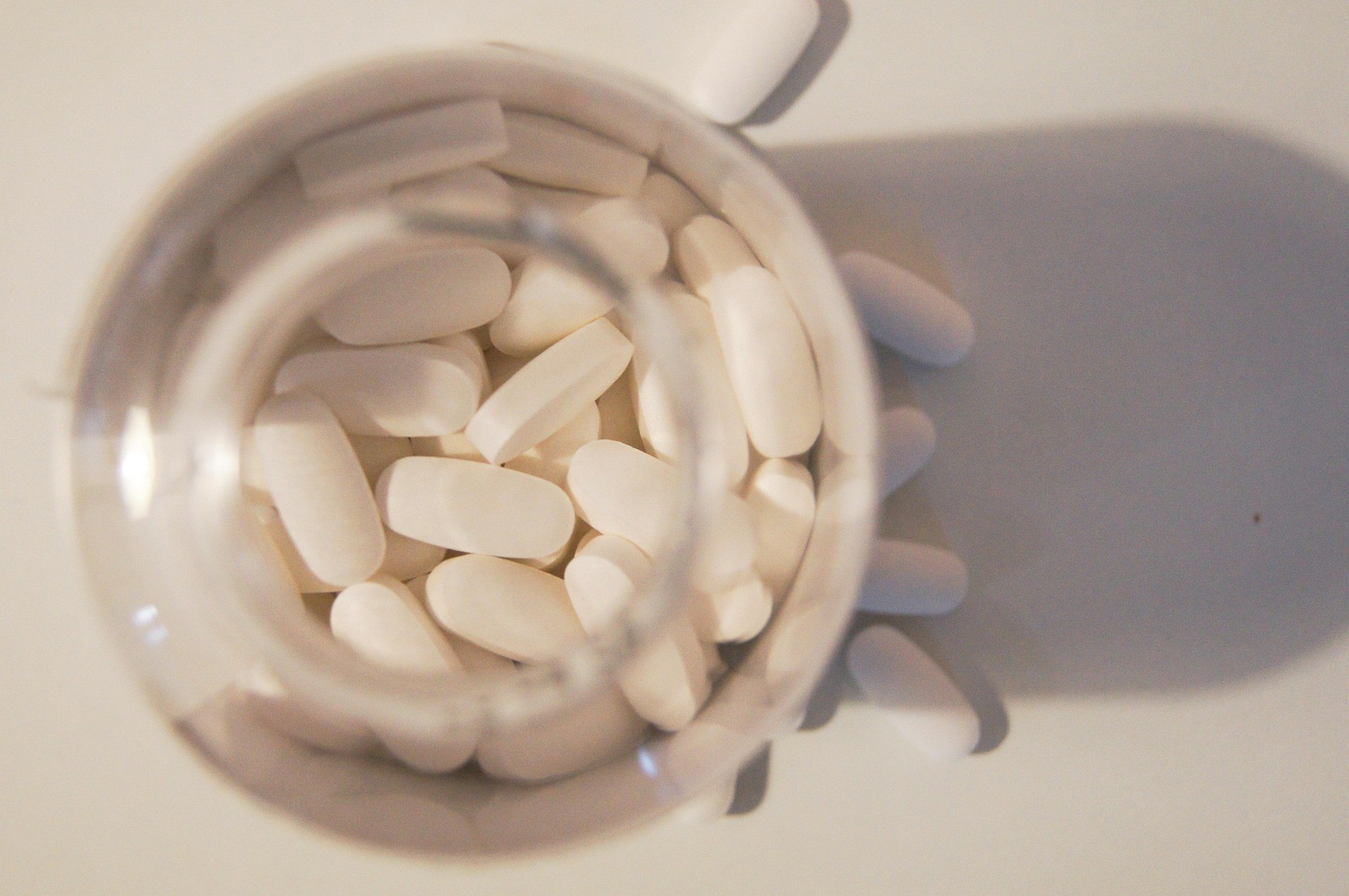 Pillendose von oben Pantoprazol vs. Omeprazol: Was ist besser?