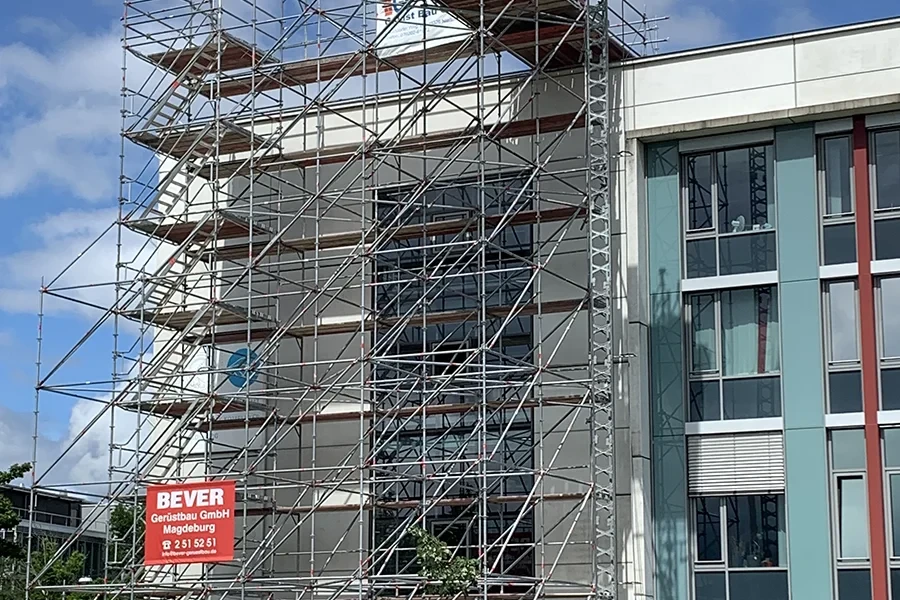 Bauaufzüge und Gerüstbau von BEVER Gerüstbau GmbH Magdeburg an einem modernen Gebäude Bauaufzüge und Gerüstbau an einem modernen Gebäude, aufgenommen von BEVER Gerüstbau GmbH Magdeburg