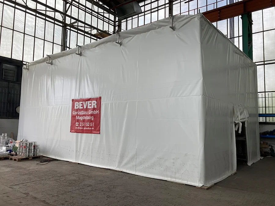 Einhausung von BEVER Gerüstbau GmbH Magdeburg in einer Industriehalle