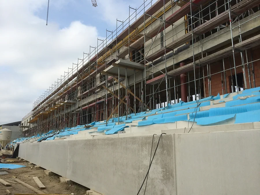 Bauarbeiten am VfL Stadion mit Tribünen und Gerüsten