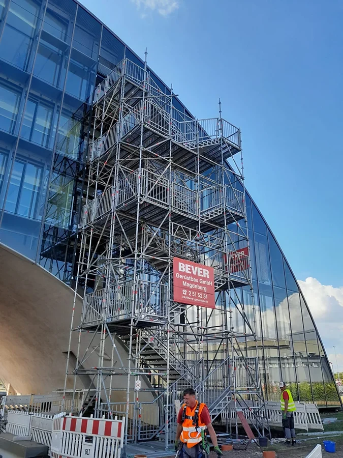 Fluchtgerüst von Bever Gerüstbau GmbH Magdeburg an modernem Gebäude