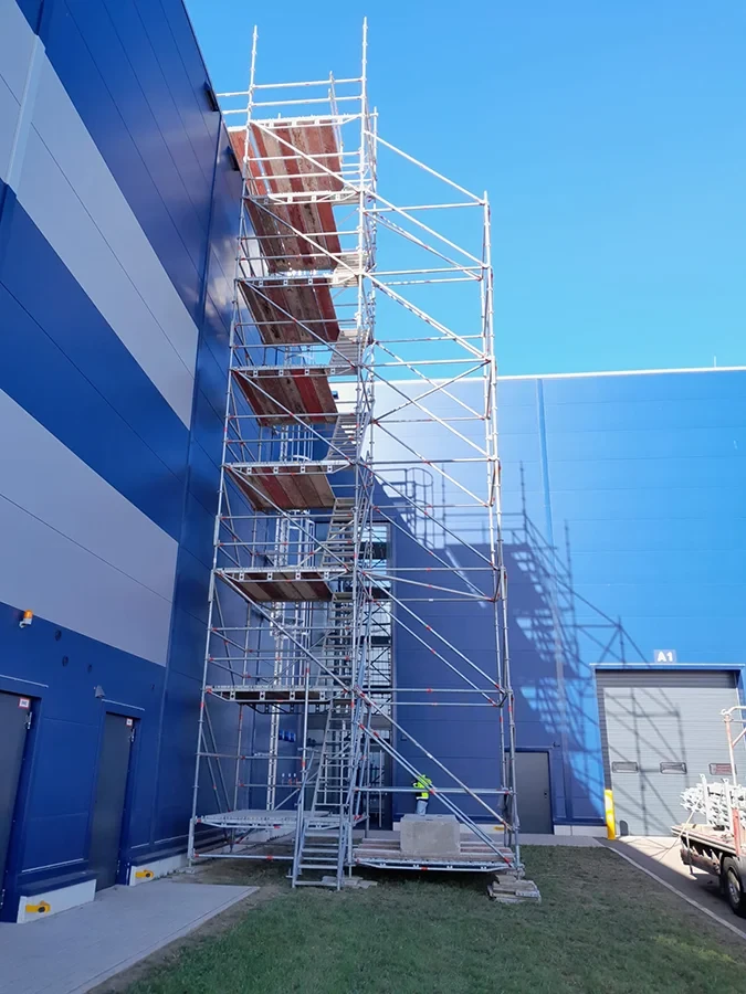 Fluchtgerüst an einer Halle als Sicherheitsmaßnahme für den Notfall