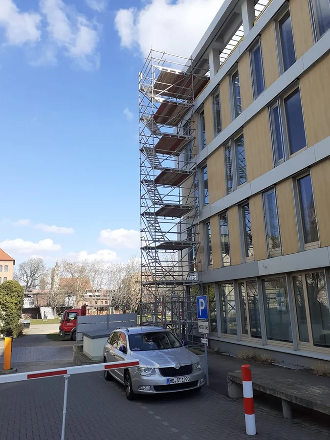 Fluchttreppe an einem modernen Bürogebäude als Notausgang