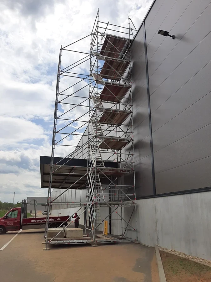 Fluchtgerüst an Industriegebäude als Notausstieg und Sicherheitsmaßnahme