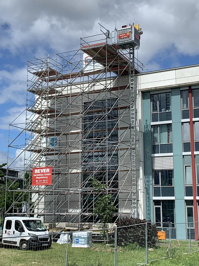 Bauaufzug am Max-Planck-Institut mit Gerüst und moderner Fassade