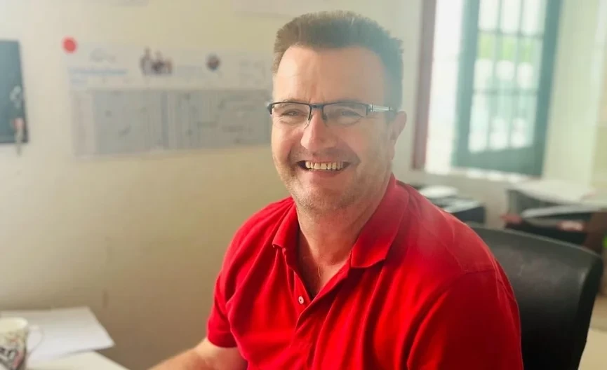 Guido Pessel im Büro mit rotem Hemd