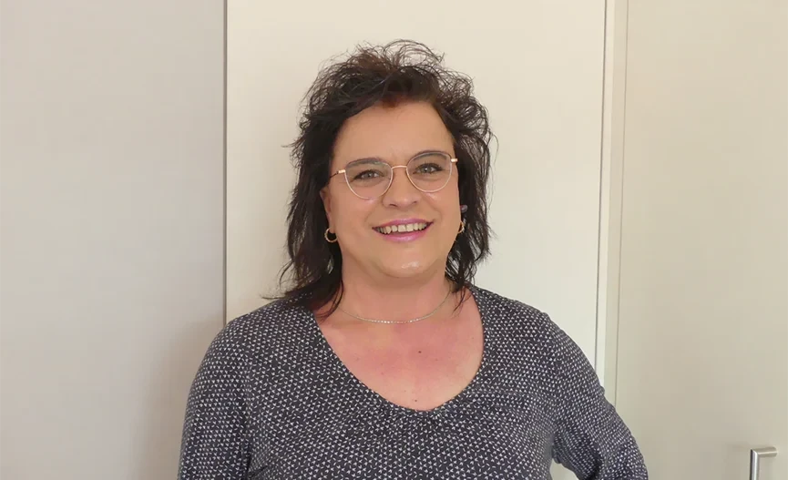 Portrait von Daniela Adamietz vor hellem Hintergrund