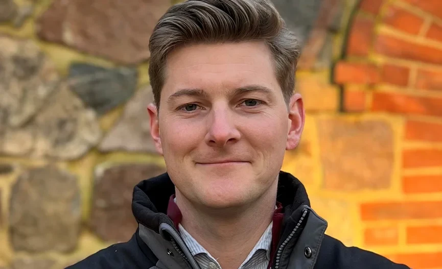 Porträt von Matthias von Beverfoerde vor einer Steinwand