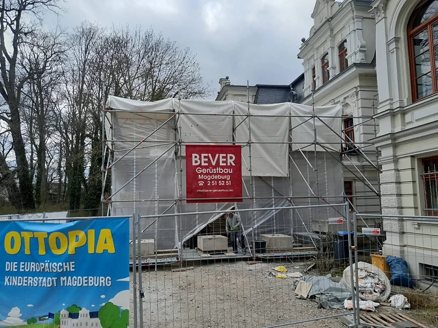 Wetterschutz von Bever Gerüstbau Magdeburg an einer historischen Fassade