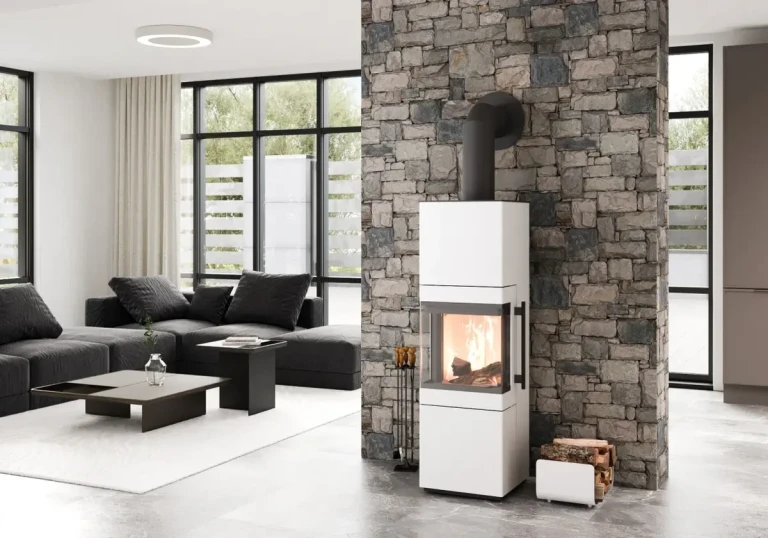 CERA Tenno Kaminofen in Weiß in modernem Wohnzimmer vor Steinwand
